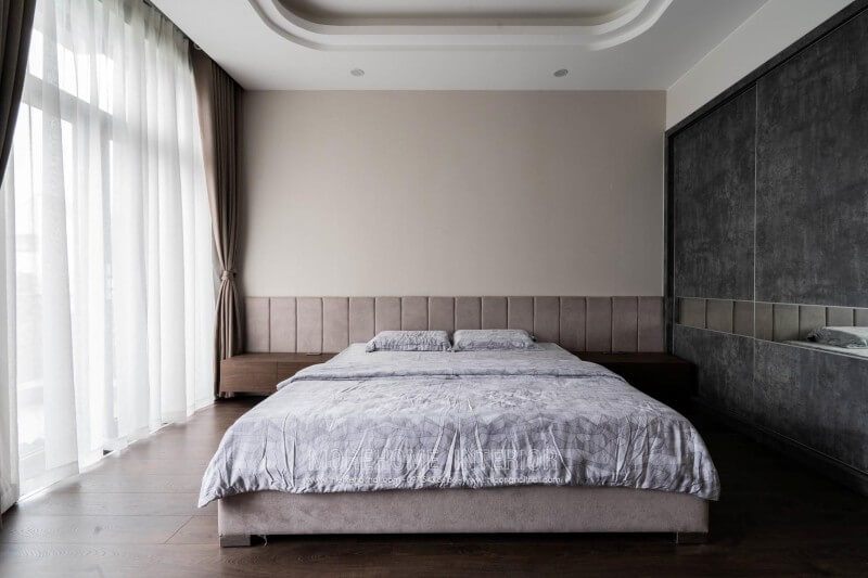 Chiếc giường ngủ hiện đại bọc nỉ cao cấp sang trọng được Morehome thi công hoàn thiện tại phòng ngủ master phòng ngủ chính ở biệt thự 4 tầng Nghệ An